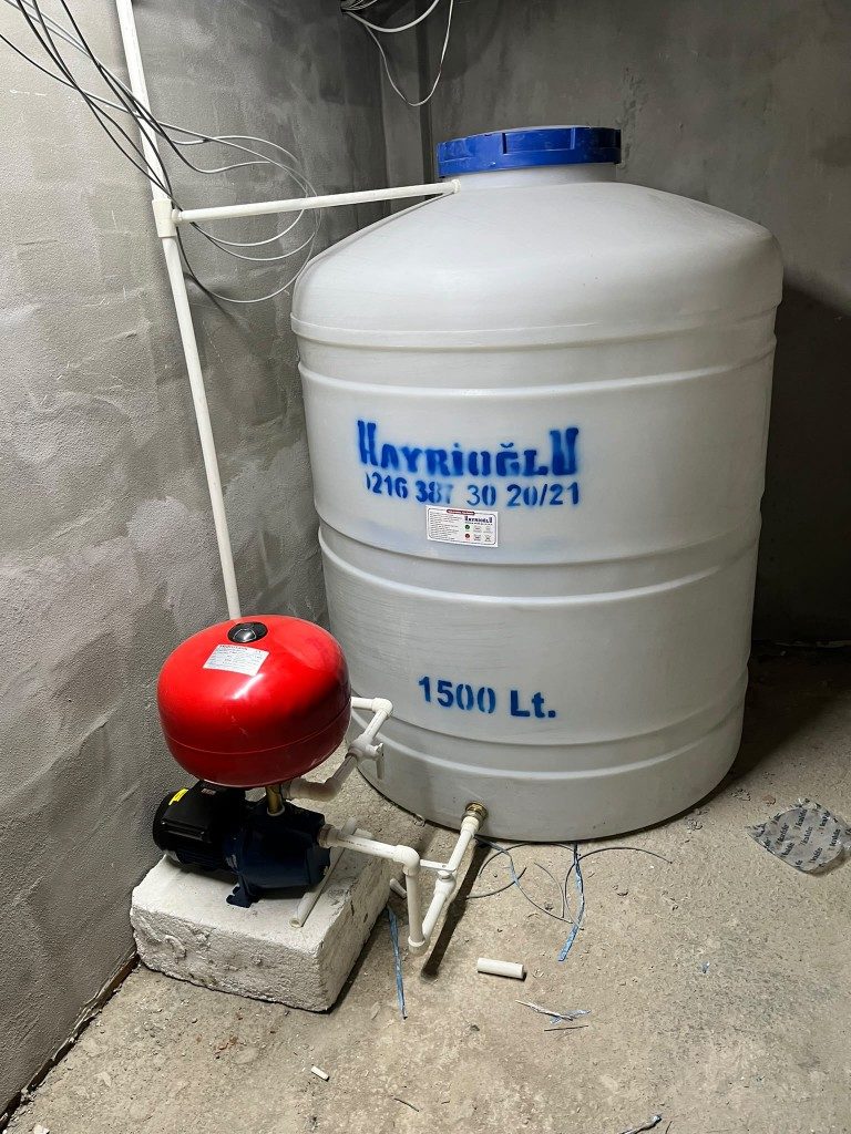 1500 litrelik su deposu ve hidrofor montajı