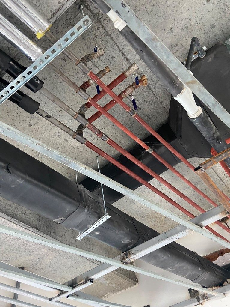 Tavanda ısıtma tesisatı boru hattı ve vana grubu